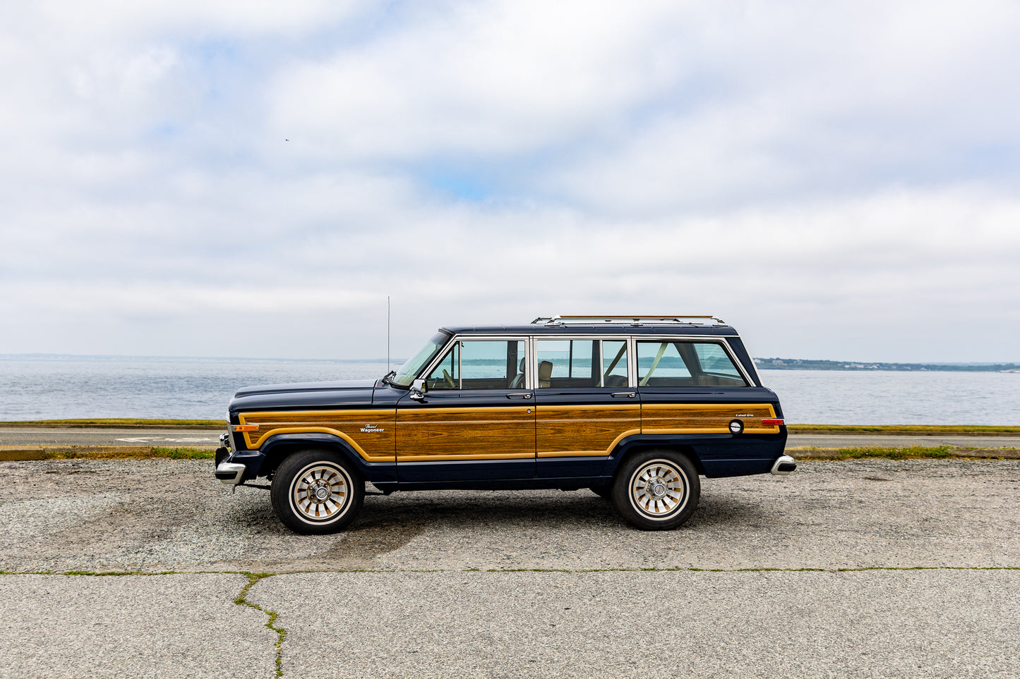 1985 VINTAGE JEEP GRAND WAGONEER LOW MILEAGE - 4X4 - DEEP NIGHT BLUE #2179